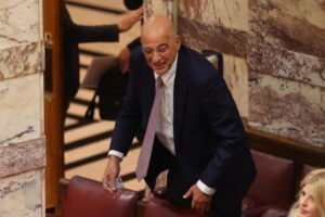 Στη Βουλή ο Νίκος Δένδιας για την ψήφιση της τροπολογίας για τον Άγνωστο Στρατιώτη – Το «καρφί» του Άδωνι