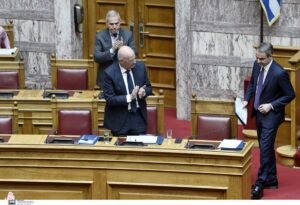 Δύσκολη η ισορροπία Δένδια και Μεγάρου Μαξίμου – Ρίχνει τους τόνους ο Πρωθυπουργός