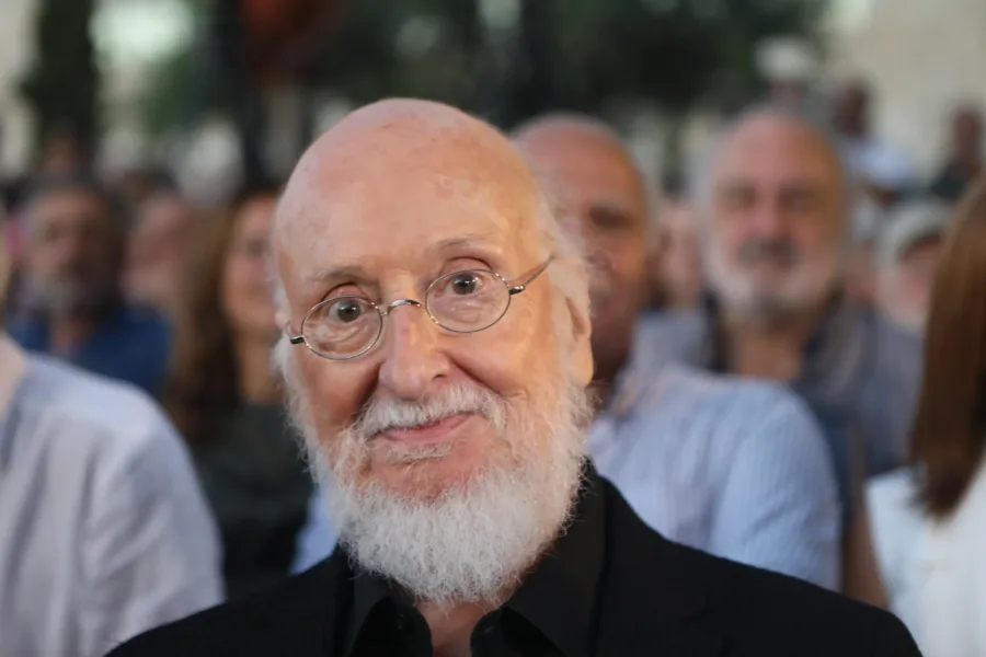 Το Σάββατο η κηδεία του Διονύση Σαββόπουλου – Στο παρεκκλήσι της Μητρόπολης από το πρωί η σορός του