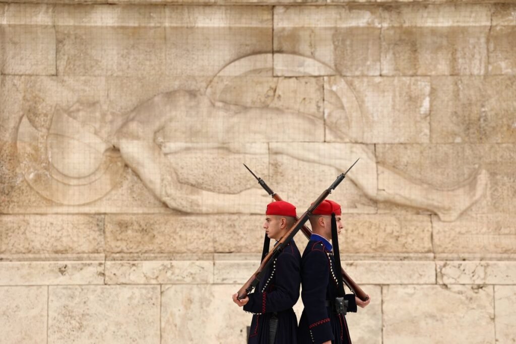 Υπουργείο Εθνικής Άμυνας: «Δεν μπορούμε να επιτρέψουμε την υποβάθμιση του Μνημείου του Άγνωστου Στρατιώτη» –