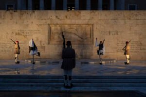 Μνημείο Αγνώστου Στρατιώτη: «Πόλεμος» ανακοινώσεων Δένδια και Δούκα – «Να ξεμπλέξει τις σκέψεις του ο