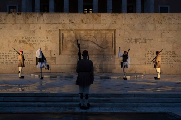 Μνημείο Αγνώστου Στρατιώτη: «Πόλεμος» ανακοινώσεων Δένδια και Δούκα – «Να ξεμπλέξει τις σκέψεις του ο