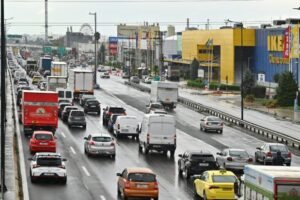 Υπ. Μεταφορών προς οδηγούς ενόψει της 28ης Οκτωβρίου: «Αν αγαπάς την οικογένειά σου, προσοχή στον δρόμο»