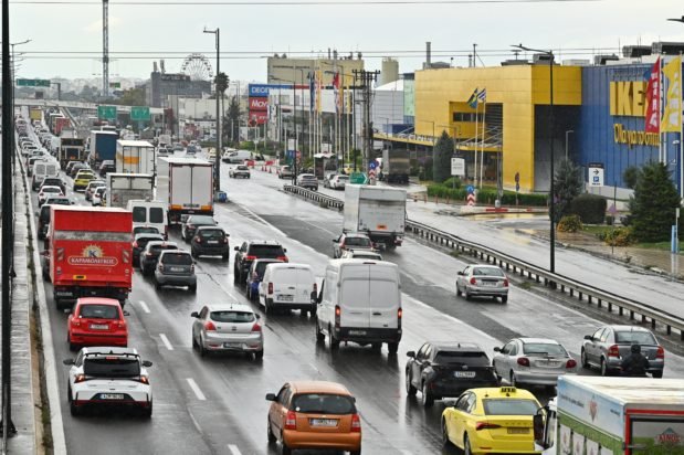 Υπ. Μεταφορών προς οδηγούς ενόψει της 28ης Οκτωβρίου: «Αν αγαπάς την οικογένειά σου, προσοχή στον δρόμο»