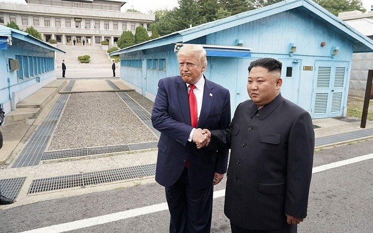 «Τα πάω καλά μαζί του»: Ο Τραμπ θέλει να συναντηθεί με τον Κιμ κατά την περιοδεία του στην Ασία