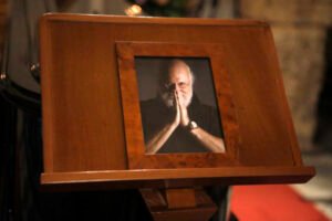 Διονύσης Σαββόπουλος: Απόντες οι αρχηγοί της αντιπολίτευσης από την κηδεία του μεγάλου τραγουδοποιού – Η