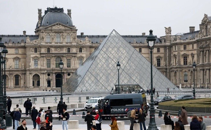 Κλοπή κοσμημάτων στο Λούβρο: Δύο άνδρες τέθηκαν υπό κράτηση