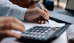 Κοινωνικό πακέτο για μισθωτούς και συνταξιούχους – Πώς θα γίνουν οι πληρωμές ύψους 1,2 δισ. ευρώ σε 4 εκατ.