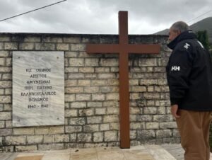 Στη Βόρεια Ήπειρο ο Κώστας Καραμανλής – Απέτισε φόρο τιμής στα μνημεία πεσόντων Ελλήνων στρατιωτών