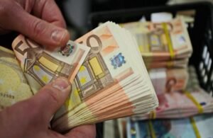 Το υψηλό κόστος ζωής «ροκανίζει» τις καταθέσεις των Ελλήνων – Που αντιμετωπίζουν την μεγαλύτερη ακρίβεια οι