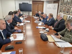 Συνάντηση ΚΕΔΕ – Υπουργείου Οικονομικών: Τι αποφασίστηκε για τη χρηματοδότηση των δήμων – Τα ανοιχτά