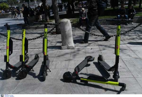 Αντιπαράθεση Θεοδωρικάκου-Δούκα για τα ηλεκτρικά πατίνια: «Ας καταλάβει ότι είναι δήμαρχος και όχι δελφίνος»