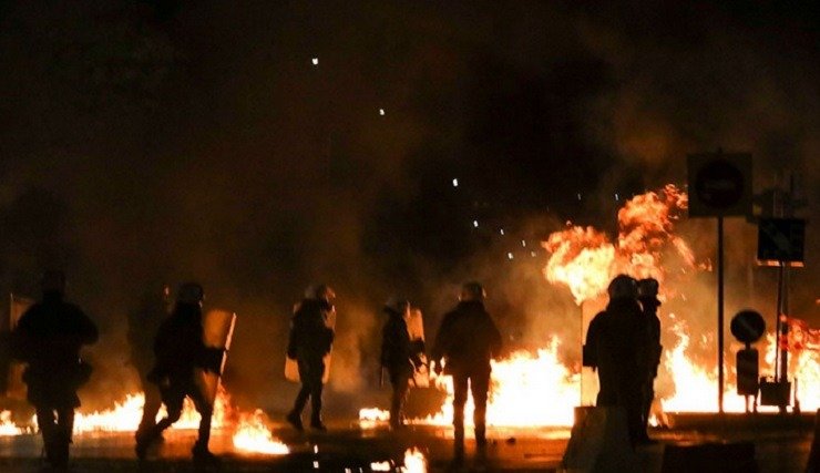 Επίθεση με βόμβες μολότοφ σε αστυνομικούς στα Εξάρχεια