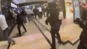 Πανικός σε σιδηροδρομικό σταθμό στην Γερμανία: Στα χέρια πιάστηκαν πάνω από 300 οπαδοί των Ντόρτμουντ και Σάλκε – Δεν έγιναν συλλήψεις (Βίντεο)