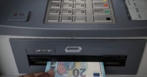 e-ΕΦΚΑ και ΔΥΠΑ: Προτελευταία ημέρα πληρωμών σήμερα – Ποιοι θα πάνε στα ΑΤΜ – enikonomia.gr