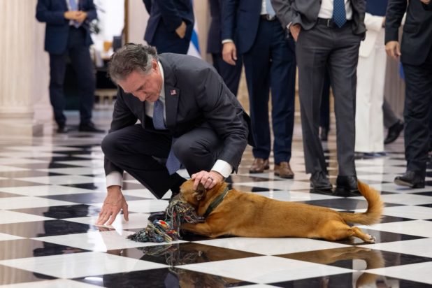 Μέγαρο Μαξίμου: Ο Πίνατ… υποδέχτηκε τον Αμερικανό υπουργό Εσωτερικών – Έκλεψε τις εντυπώσεις με ένα