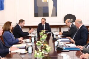 Συνάντηση του Κυριάκου Μητσοτάκη με τον Ευρωπαίο Επίτροπο Γεωργίας και Τροφίμων, Christophe Hansen – Τι