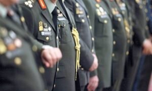 Ένστολοι: Μηνιαίες αυξήσεις 82 ευρώ έως 575 ευρώ για 140.000 δικαιούχους – Όλες οι λεπτομέρειες –