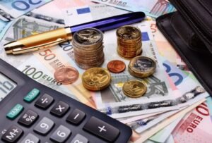 Έρχονται φοροελαφρύνσεις από τον Ιανουάριο: Πώς οι νέοι κερδίζουν έως και 2 μισθούς – enikonomia.gr