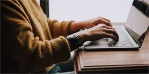 «Φουσκωμένες» ασφαλιστικές εισφορές 2026: Ποια αναμένεται να είναι τα νέα ποσά που θα πληρώσουν οι ελεύθεροι