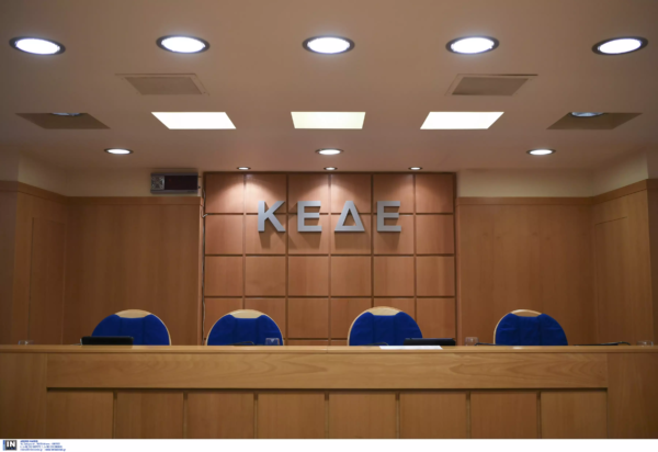 ΚΕΔΕ: Συμβολικό «λουκέτο» στους δήμους και συγκέντρωση διαμαρτυρίας έξω από τη Βουλή για τον κρατικό