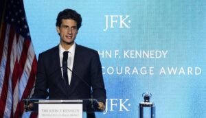 ΗΠΑ: Ο εγγονός του προέδρου Κένεντι θα διεκδικήσει μια έδρα στη Βουλή