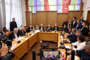 Αμηχανία στο ΠΑΣΟΚ λόγω… Ευάγγελου Αποστολάκη