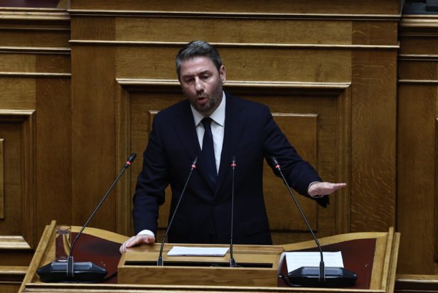 Ανδρουλάκης: «Το ΠΑΣΟΚ δεν θα επιτρέψει ένα νέο Μνημόνιο στον πρωτογενή τομέα» – Διεκόπη λόγω «χρονοκόφτη» η ομιλία του