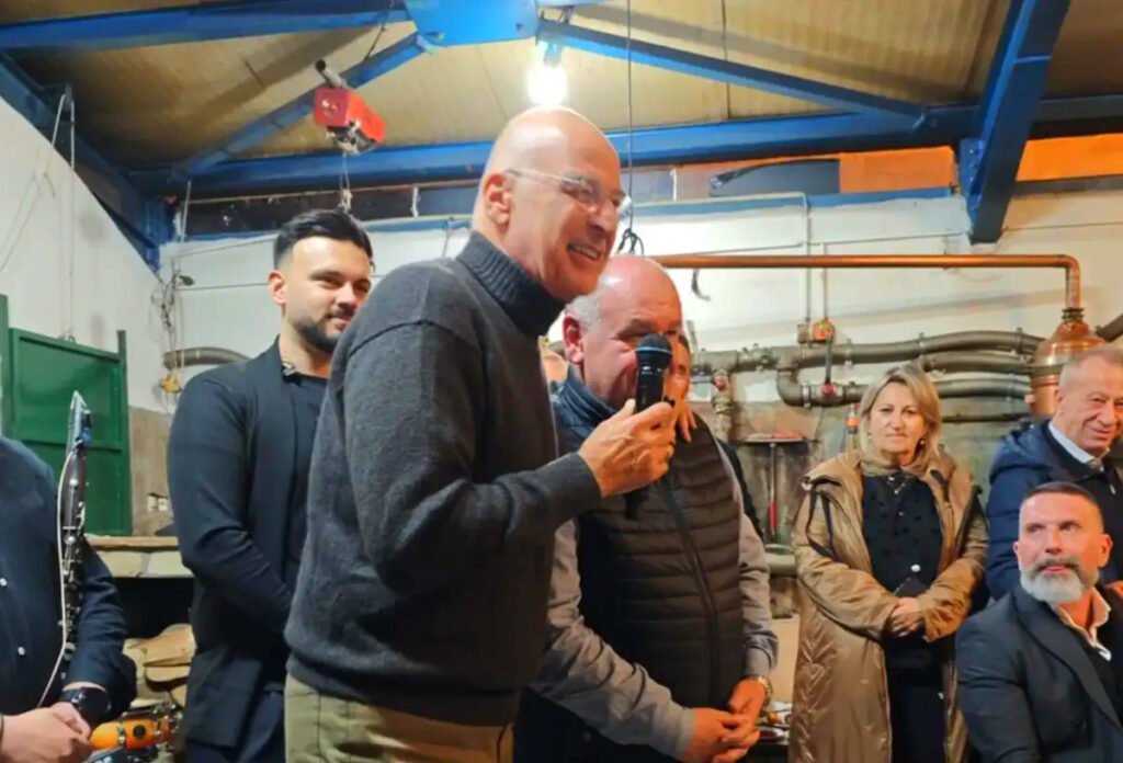 Φλώρινα: Νίκος Δένδιας, Νίκη Κεραμέως και άλλοι υπουργοί και βουλευτές της ΝΔ, έδωσαν το «παρών» σε παραδοσιακό βράσιμο τσίπουρου