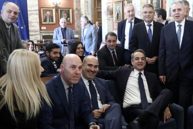 Κυριάκος Μητσοτάκης: Ο καφές στο εντευκτήριο της Βουλής με βουλευτές της ΝΔ – Τα «πηγαδάκια», η βελόνα και