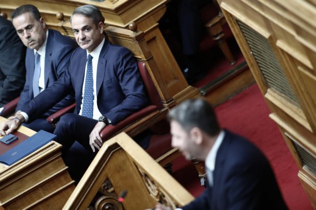 Κόντρα Μητσοτάκη – Ανδρουλάκη στη Βουλή για την ακρίβεια: «Δεν θα βαπτίσουμε το ψάρι, κρέας» – «Μέτρα –