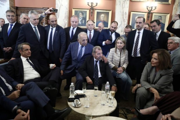 Βουλή: Τα μικρά «παρασκήνια» της συνάντηση Μητσοτάκη με τους «γαλάζιους» βουλευτές στο εντευκτήριο