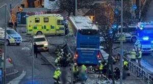 Σουηδία: Η αστυνομία προκρίνει την εκδοχή του δυστυχήματος για το λεωφορείο που έπεσε πάνω σε στάση στη Στοκχόλμη