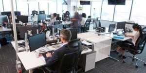 Αυξάνεται η απασχόληση, αλλά παραμένει το χάσμα με την ΕΕ