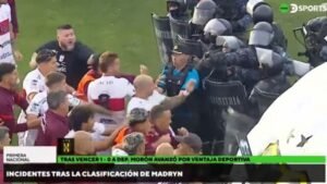 Χαμός σε αγώνα Β’ Εθνικής στην Αργεντινή: Μπουνιές, σπρέι πιπεριού και άγριο ξύλο ανάμεσα σε παίκτες, μάχες σώμα με σώμα με την αστυνομία (Βίντεο)