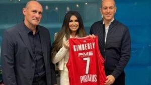 Ολυμπιακός: Οι αδελφοί Αγγελόπουλοι έδωσαν στην Κίμπερλι Γκιλφόιλ ερυθρόλευκη φανέλα με το όνομά της (Εικόνες)