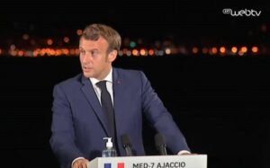 Γαλλία: Υποχωρεί ο Μακρόν στο θέμα του προϋπολογισμού