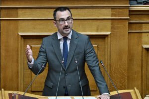 Χαρίτσης στη Βουλή: Δεν θα συνηθίσουμε τα «φέρετρα με σημαία» του κ. Δένδια