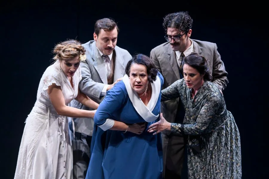 «Το τρίτο στεφάνι» στο Θέατρο Τέχνης – Πρώτες φωτογραφίες από την παράσταση