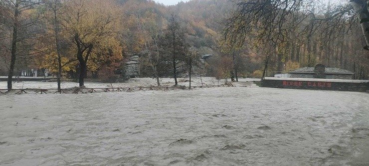 Κοζάνη: Υπερχείλισε ο Αλιάκμονας στο Νεστόριο, προβλήματα στην ύδρευση και καταστροφές