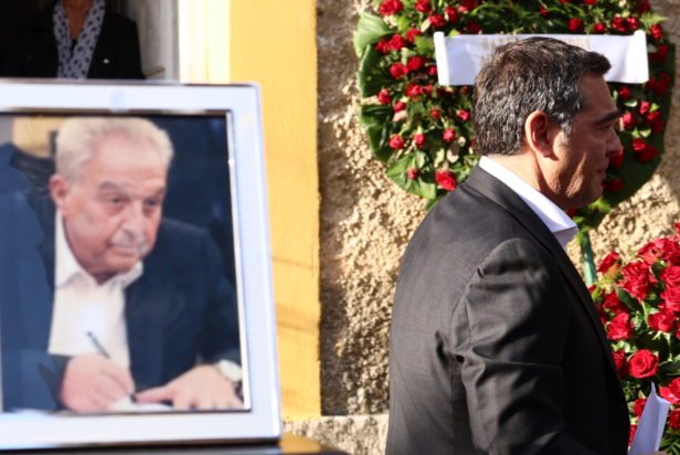 Θλίψη στην πολιτική κηδεία του Αλέκου Φλαμπουράρη – Ποιοι έδωσαν το «παρών», οι συγκινητικοί επικήδειοι