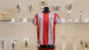 Ο Ολυμπιακός παρουσίασε με ένα συγκινητικό βίντεο την επετειακή φανέλα του Ερασιτέχνη για τα 100 χρόνια (Βίντεο)