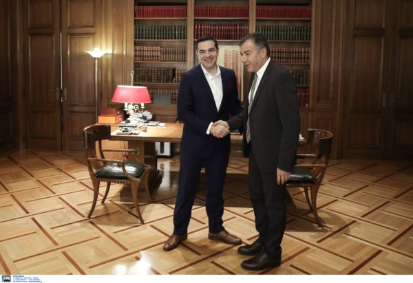 Θεοδωράκης για το βιβλίο Τσίπρα: «Ως μυθιστόρημα είναι ωραίο» – Τι είπε για τη συνάντησή τους το 2015 και