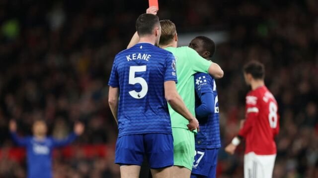 Μάντσεστερ Γιουνάιτεντ – Έβερτον: Χαστούκισε συμπαίκτη του ο Γκουέι και “έφαγε” κόκκινη (Εικόνες & Βίντεο)