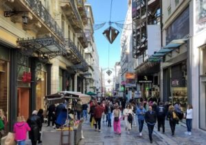 Έρευνα της ΕΥ για τα Χριστούγεννα 2025: Τι δείχνουν τα στοιχεία για τις αγορές των καταναλωτών – enikonomia.gr