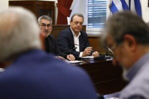 Φάμελλος: Η κυβέρνηση θέλει δημάρχους να συσσωρεύονται έξω από τα υπουργικά γραφεία και να παρακαλάνε για