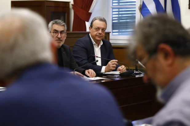 Φάμελλος: Η κυβέρνηση θέλει δημάρχους να συσσωρεύονται έξω από τα υπουργικά γραφεία και να παρακαλάνε για