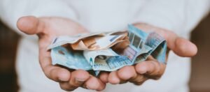 Επίδομα των 250 ευρώ: Σε ποιους πιστώνονται αύριο τα χρήματα στους τραπεζικούς λογαριασμούς – enikonomia.gr