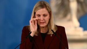 Συγκινητική στιγμή στην Αρχαία Ολυμπία: “Λύγισε” η πρόεδρος της ΔΟΕ στην αφή της Ολυμπιακής Φλόγας – “Πολύ ξεχωριστός τόπος” (Εικόνες & Βίντεο)