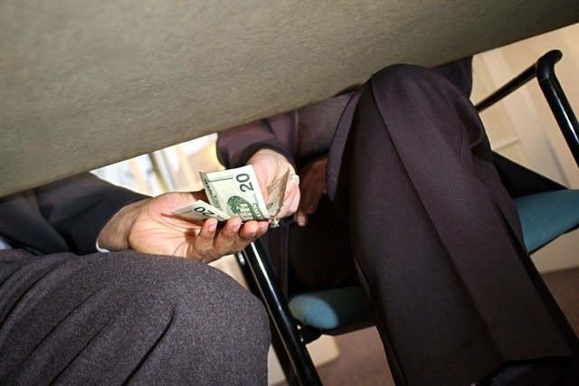 Αδιαφάνεια στις δημόσιες συμβάσεις εντοπίζει το Ελεγκτικό Συνέδριο